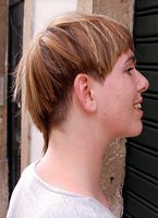fryzury krótkie asymetryczne - uczesanie damskie zdjęcie numer 126A